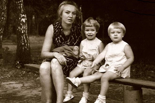 Ольга Копосова (в центре) с мамой и сестрой-близнцом