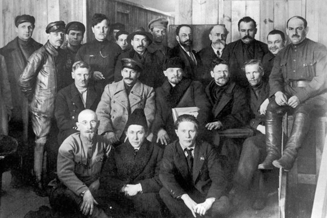 Михаил Калинин среди делегатов VIII съезда РКП(б) в 1919 году
