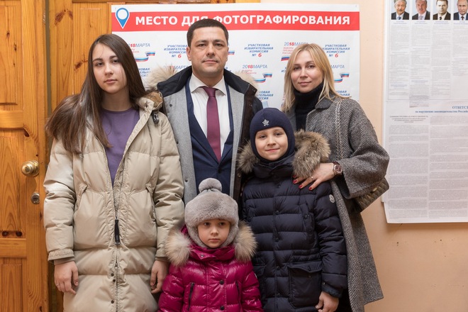 Михаил Ведерников с семьей