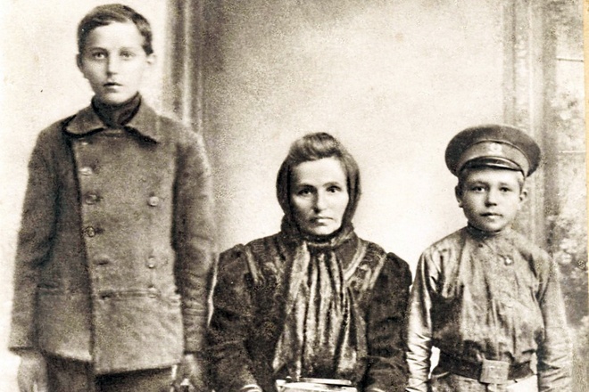 Николай Островский (справа) с мамой и братом