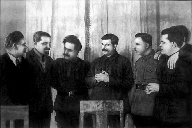 Михаил Калинин (слева) на празднике у Иосифа Сталина