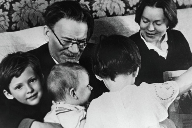 Михаил Калинин с дочерью и внуками