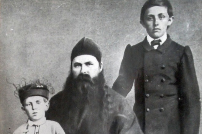 Дмитрий Мамин-Сибиряк (справа) с отцом и братом Владимиром