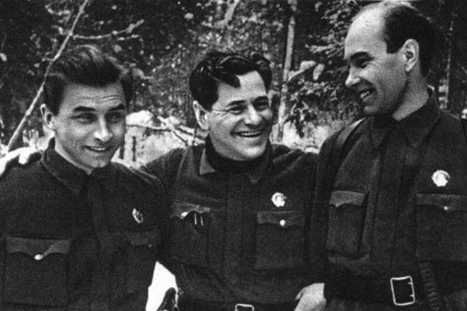 Алексей Каплер (в центре) в годы войны