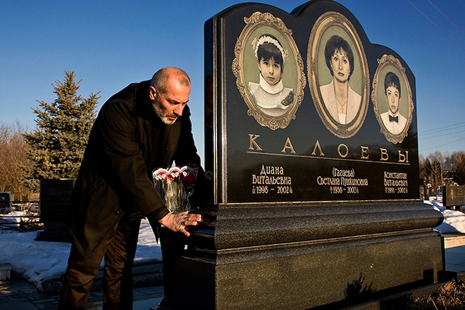 Виталий Калоев навещает могилу жены и детей