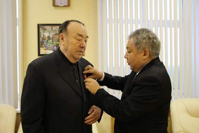 Консул Асхат Нускабай награждает Муртазу Рахимова по указу Нурсултана Назарбаева