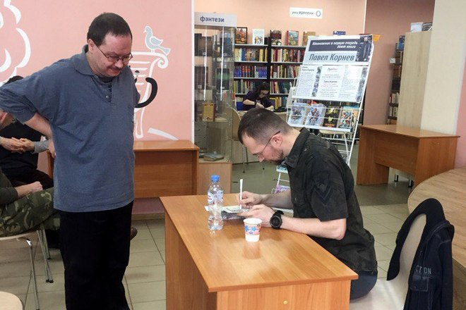 Павел Корнев раздает автографы
