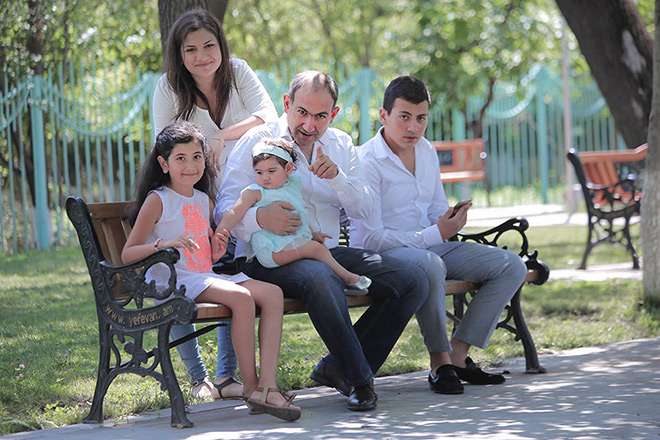 Никол Пашинян с семьей