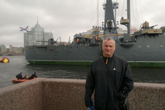 Александр Покровский на фоне корабля