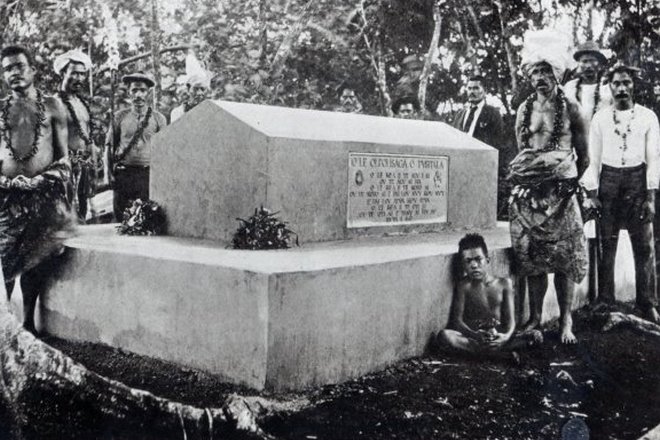 Могила Роберта Льюиса Стивенсона на горе Веа