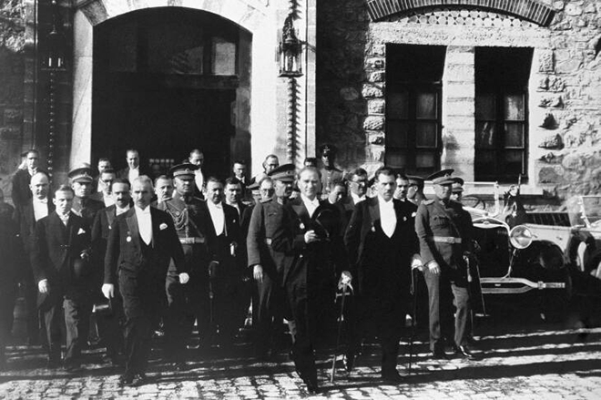 Мустафа Ататюрк выходит из здания парламента