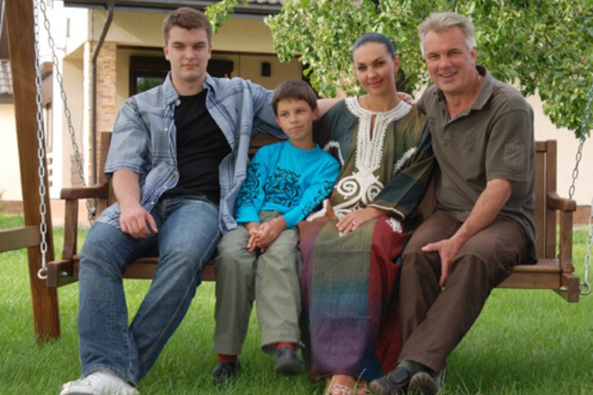 Анатолий Котенев с женой и сыновьями