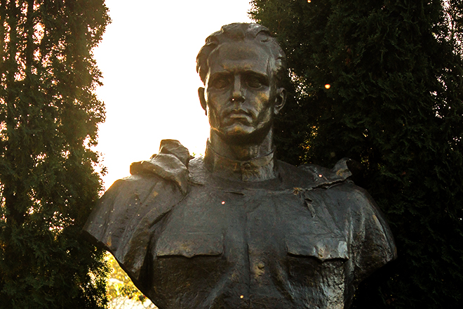 Памятник Николаю Кузнецову в Ровно