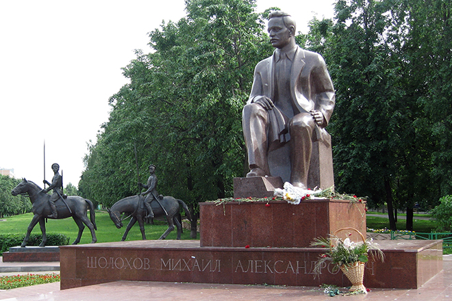 Памятник Михаилу Шолохову