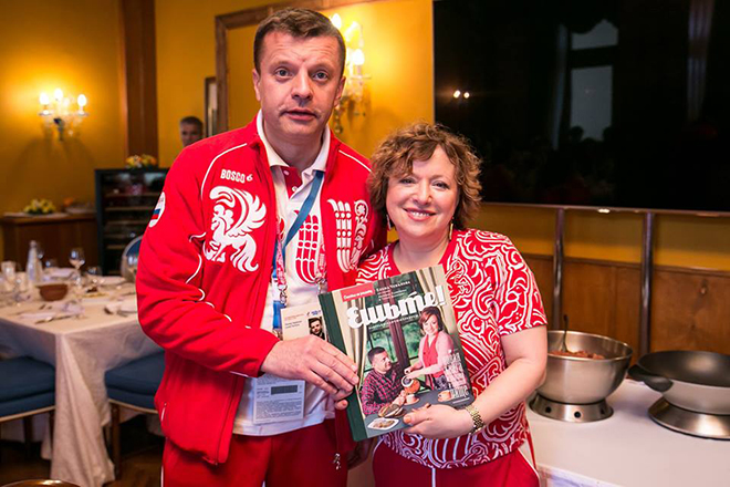 Леонид Парфенов и Елена Чекалова с книгой «Ешьте!»