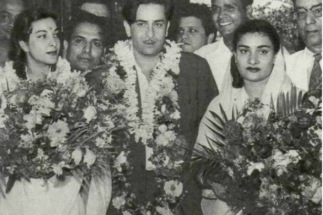 Радж Капур с женой Кришной и Наргис на премьере 