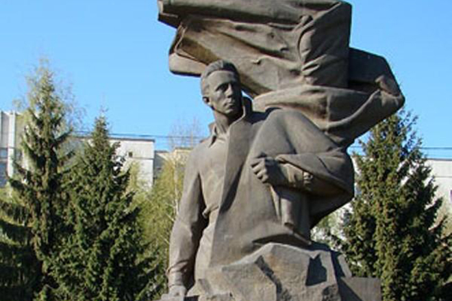 Памятник Николаю Кузнецову в Екатеринбурге