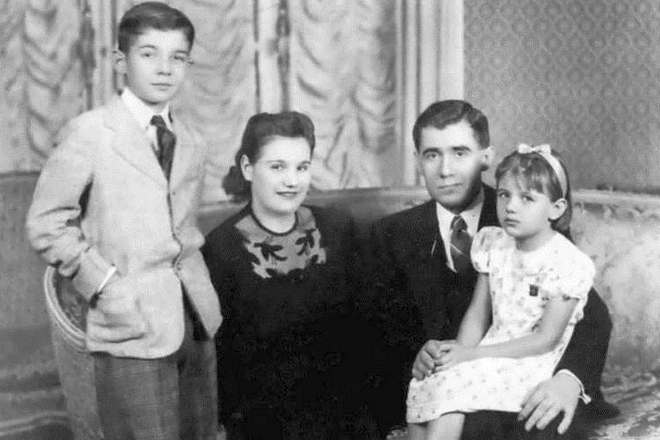 Андрей Громыко и его жена Лидия с детьми