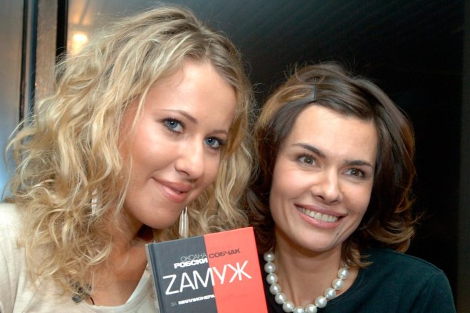 Ксения Собчак и Оксана Робски с книгой «Zамуж за миллионера, или Брак высшего сорта»