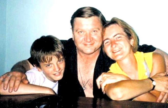 Роман Мадянов с женой и сыном