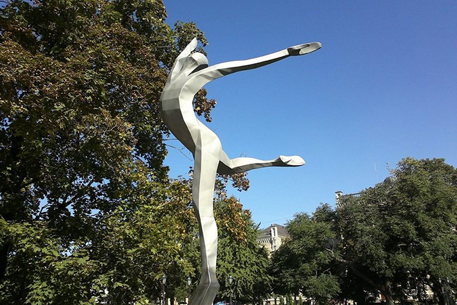 Памятник танцовщику Марису Лиепе в Риге