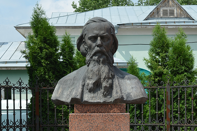 Памятник Михаилу Салтыкову-Щедрину в Рязани
