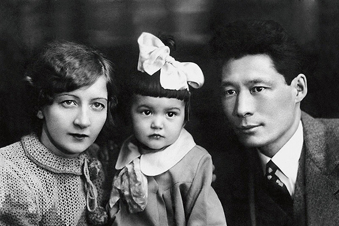 Кюнна Игнатова в детстве с родителями