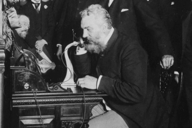 Александр Белл демонстрирует первый телефон