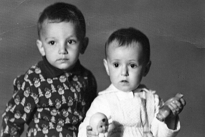 Анатолий Крупнов в детстве (с сестрой)