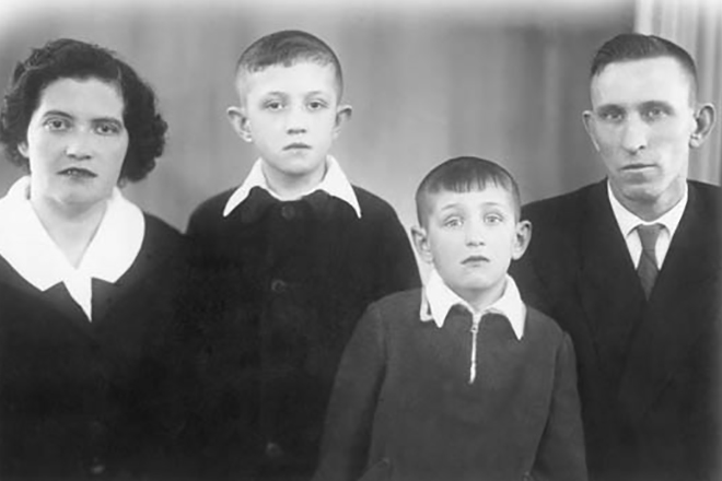 Олег Митяев с семьей