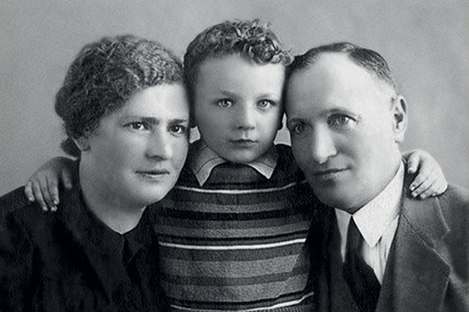 Михаил Жванецкий в детстве с родителями