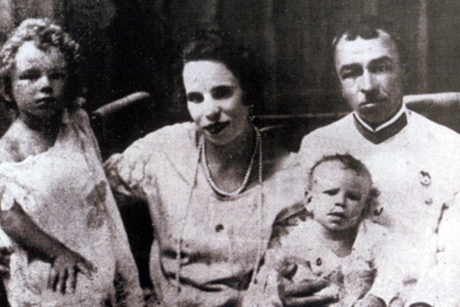 Иван Панфилов с семьей