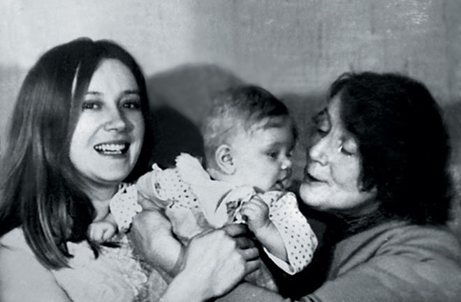 Анна Терехова в детстве с мамой и бабушкой