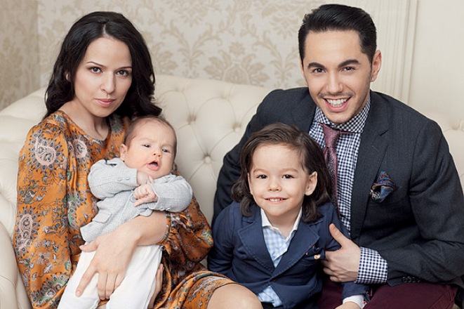 Тимур Родригез с женой и детьми