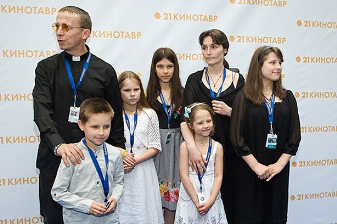Оксана Арбузова и Иван Охлобыстин с детьми