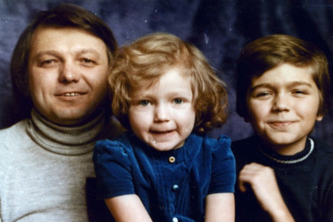 Инна Маликова в детстве с отцом и братом