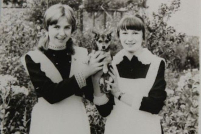Елена Яковлева (слева) в школьные годы