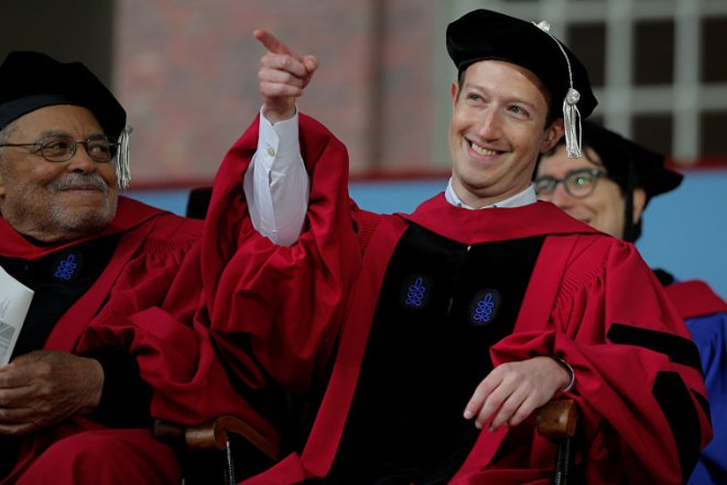 Марк Цукерберг получает ученую степень в Гарварде