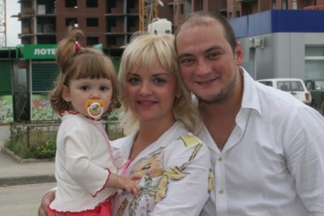Роман Юнусов с женой и дочкой