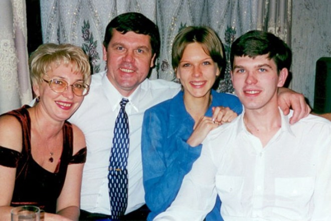 Александр Новиков с женой и детьми