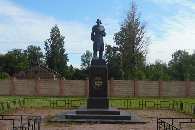 Памятник Михаилу Салтыкову-Щедрину в селе Лебяжье