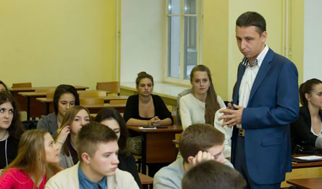 Борис Грумбков читает лекцию студентам