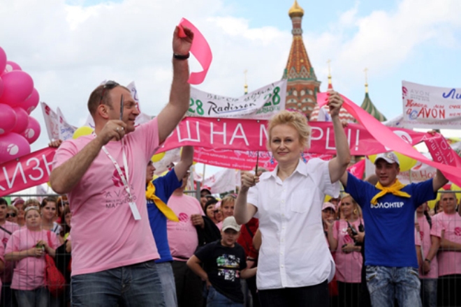 Дарья Донцова на благотворительном марше 