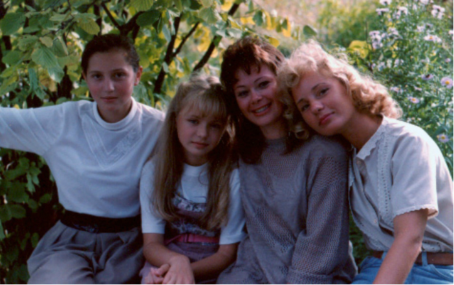 Карина Разумовская в детстве (вторая слева)