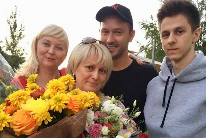 Дмитрий Кузнецов с мамой и родными летом 2018 года