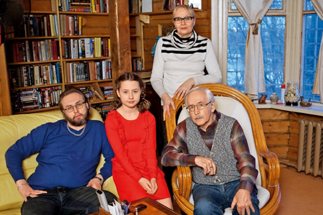 Василий Ливанов с женой, сыном и внучкой