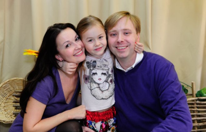 Александр Масляков-младший с женой и дочкой