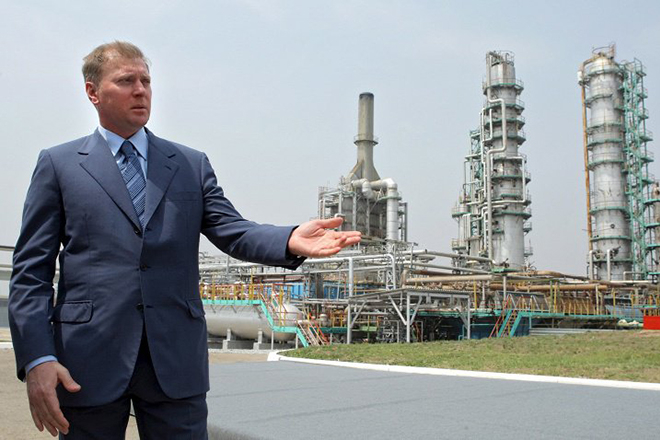 Муса Бажаев показывает нефтяной комплекс