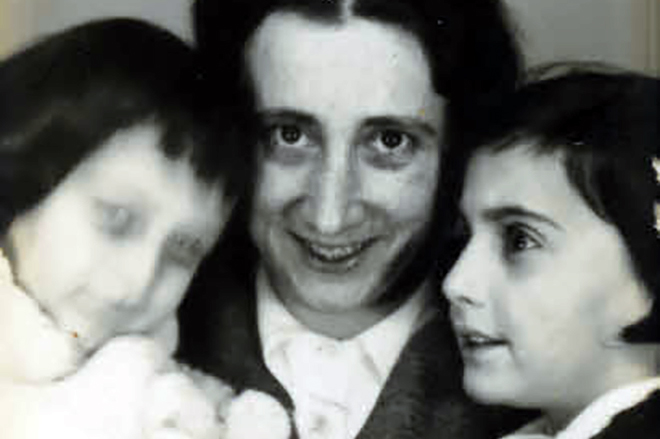 ‪Анна Франк с мамой и сестрой