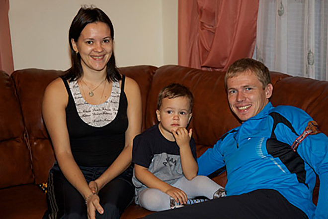 Иван Черезов с женой и детьми